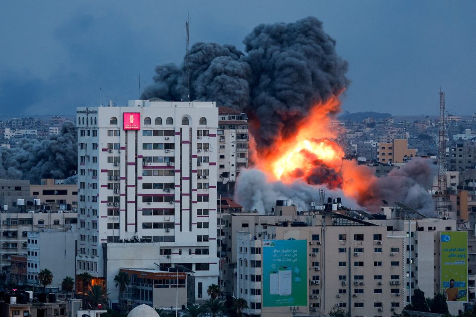 Kouř a plameny po útoku izraelských sil na výškovou budovu ve městě Gaza | foto: Mohammed Salem,  Reuters