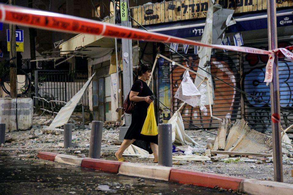 Místo v Tel Avivu po přistání rakety,  která byla odpálena z pásma Gazy | foto: Reuters