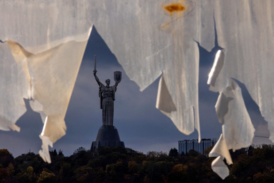 Socha zvaná Matka vlast v Kyjevě | foto: Thomas Peter,  Reuters
