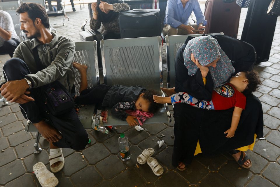Palestinci čekající na povolení opustit Gazu na hraničním přechodu Rafáh s Egyptem | foto: Ibraheem Abu Mustafa,  Reuters