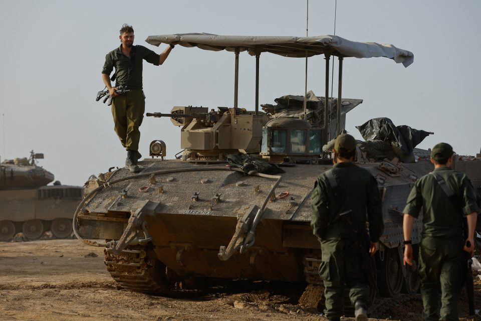 Izraelští vojáci na izraelských hranicích během dočasného příměří mezi Izraelem a Hamásem | foto: Alexander Ermochenko,  Reuters