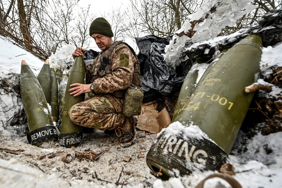 Voják v záporožské oblasti připravuje dělostřelecké granáty ráže 155 mm | foto: Reuters