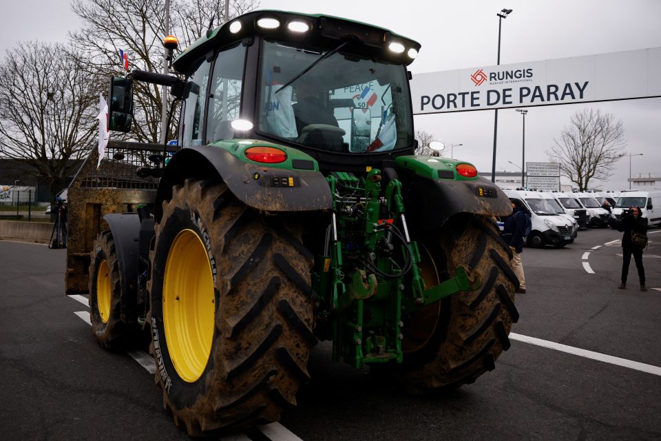Farmáři pronikli do skladiště pařížského velkoobchodního trhu s potravinami v Rungis | foto: Sarah Meyssonnier,  Reuters