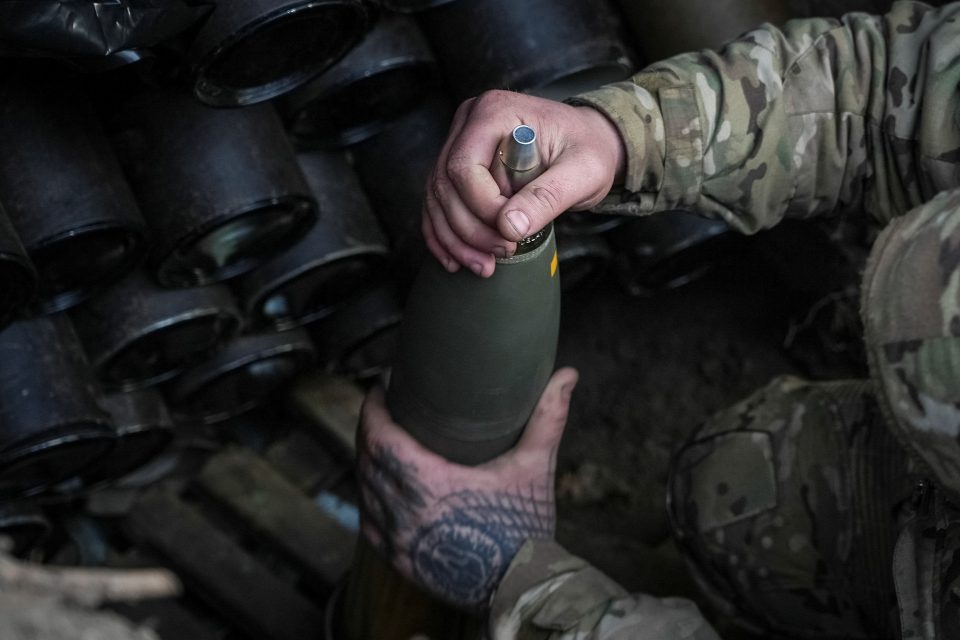 Ukrajinský voják drží dělostřelecký granát | foto: Inna Varenytsia,  Reuters