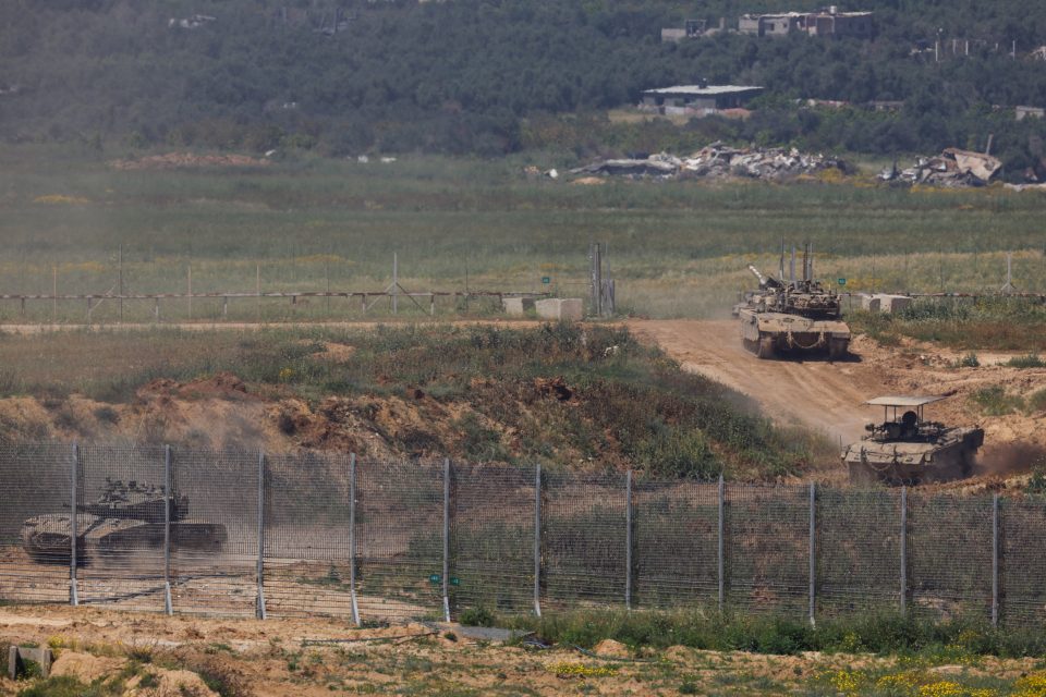 Izraelská vojenská vozidla uprostřed probíhajícího konfliktu u hranice mezi Izraelem a Gazou,  4. dubna 2024 | foto: Hannah McKay,  Reuters