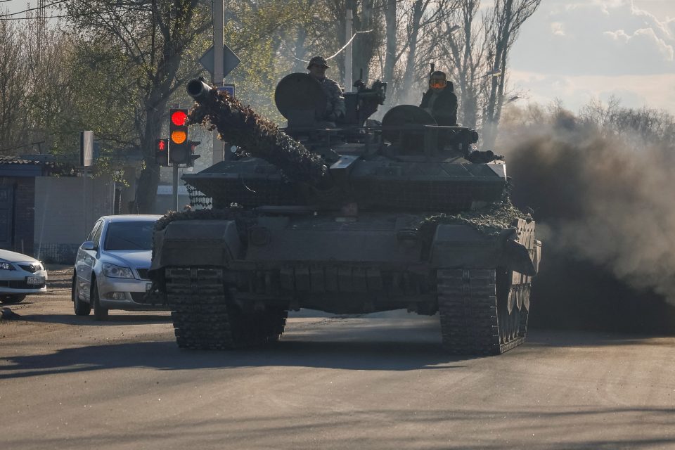 Vojáci ruské armády řídí tank na ulici v Doněcku  (fotografie ze 6. dubna 2024) | foto: Alexander Ermochenko,  Reuters