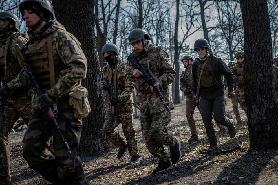 Dobrovolníci,  kteří usilují o vstup do 3. samostatné útočné brigády ukrajinských ozbrojených sil,  se účastní základního vojenského výcviku v Kyjevské oblasti | foto: Viacheslav Ratynskyi,  Reuters