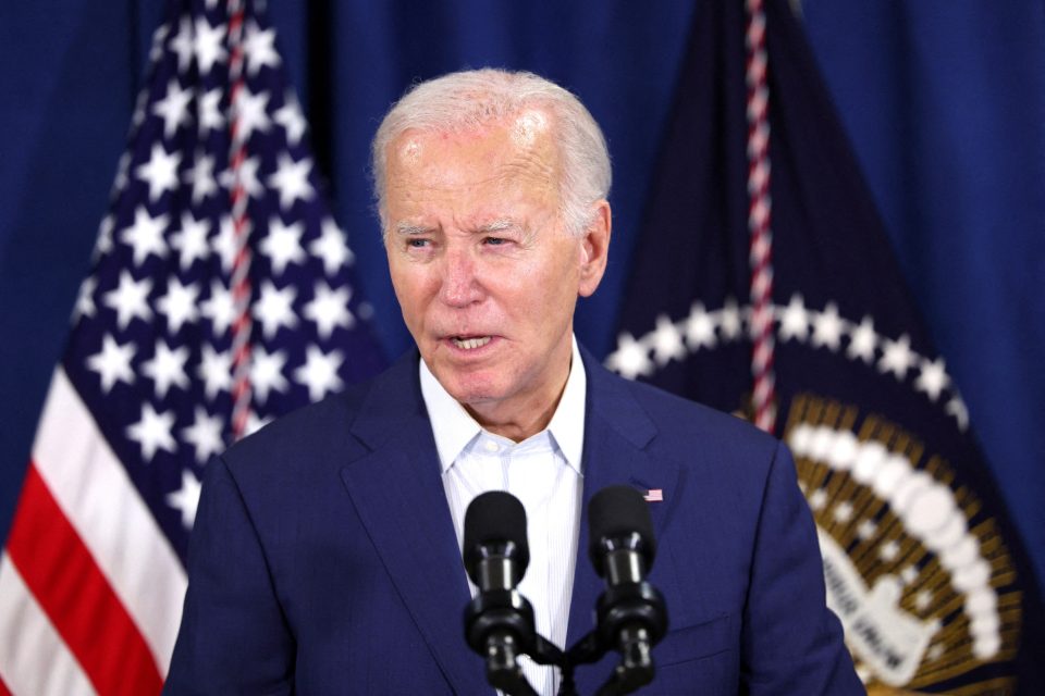 Biden přerušuje odpočinek a vrací se do Bílého domu | foto: Tom Brenner,  Reuters