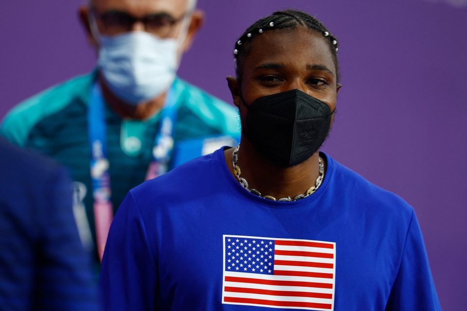 Americký sprinter Noah Lyles přišel před finále závodu na 200 metrů na stadion v respirátoru | foto: Sarah Meyssonnier,  Reuters