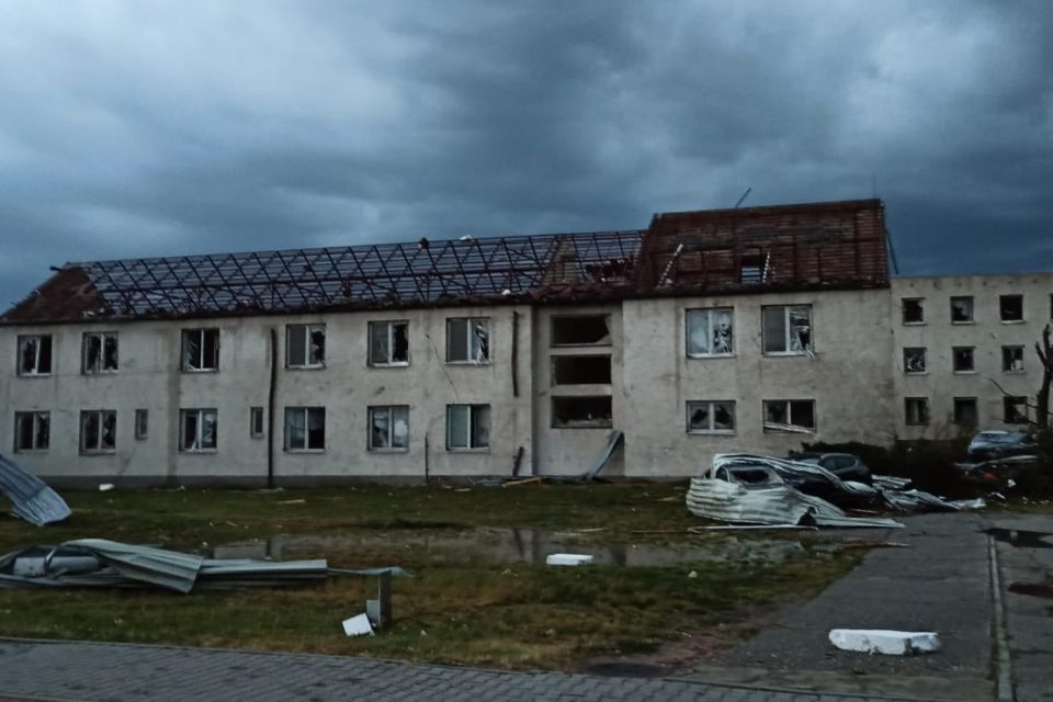 Tornádo vysklilo některá okna budov | foto: Facebook - HZS Jihomoravského kraje