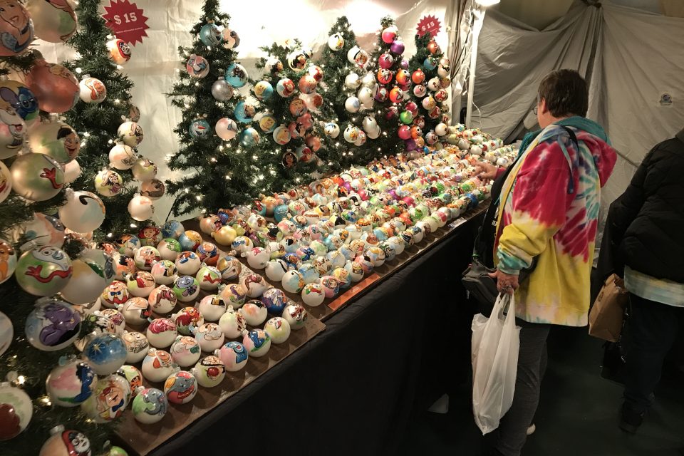 Lidé mohou na trhu koupit vánoční koule s různými motivy | foto: Jan Kaliba,  Český rozhlas