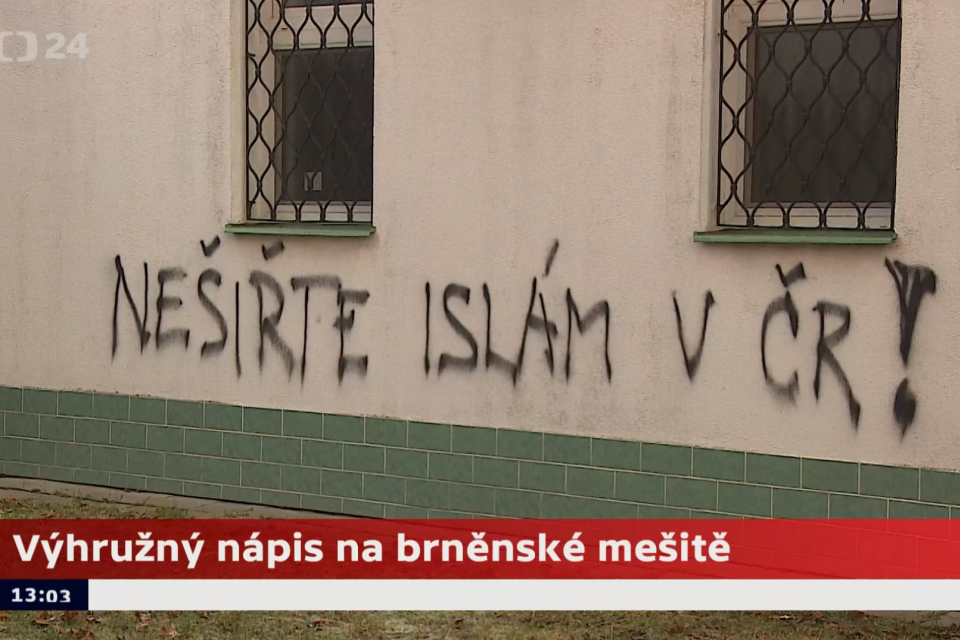 Výhrůžný nápis na brněnské mešitě | foto: Repro ČT24