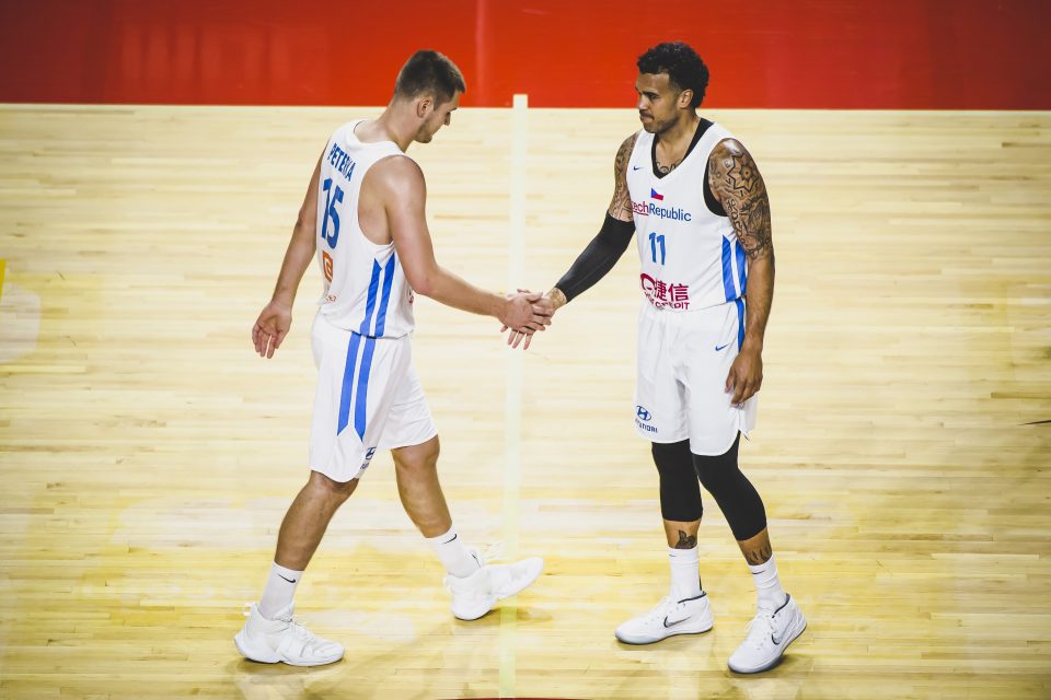 Blake Schilb a Martin Peterka | foto: Václav Mudra,  Česká basketbalová federace