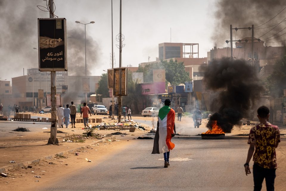 Po převratu v Chartúmu stoupal k nebi hustý dým z hořících pneumatik,  které zapálili demonstranti | foto: expediceZ101