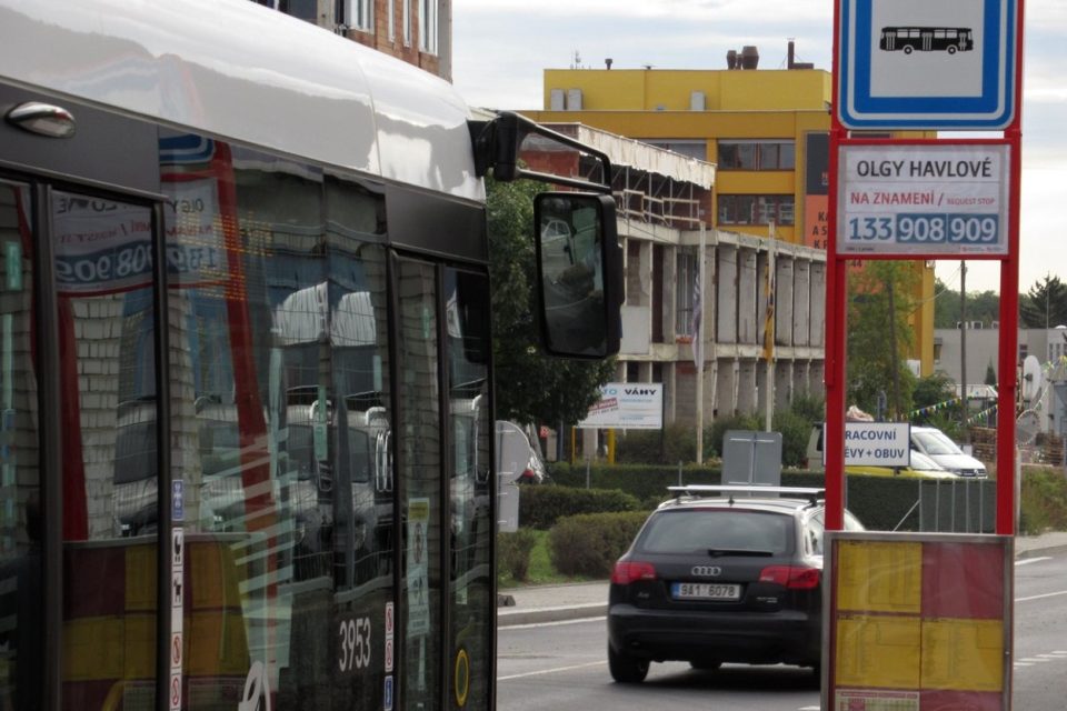 Pražský dopravní podnik v pondělí pojmenoval jednu ze zastávek autobusu po Olze Havlové | foto: Pražská integrovaná doprava