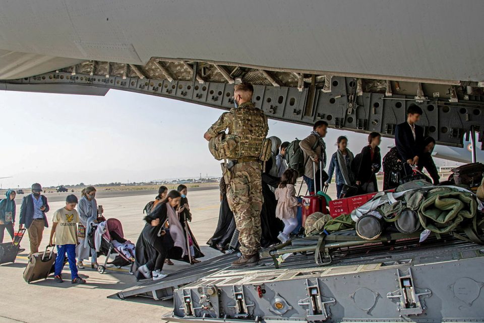 Evakuace lidí vedená britskými vojáky v Kábulu | foto: Reuters