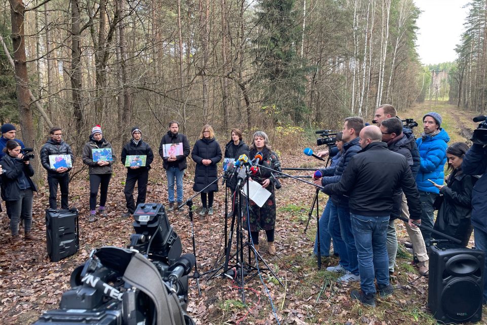 Aktivisté z humanitárních organizací,  jako je například Granica nebo Ocalenie,  zorganizovali tiskovou konferenci nedaleko běloruské hranice | foto: Martin Dorazín,  Český rozhlas