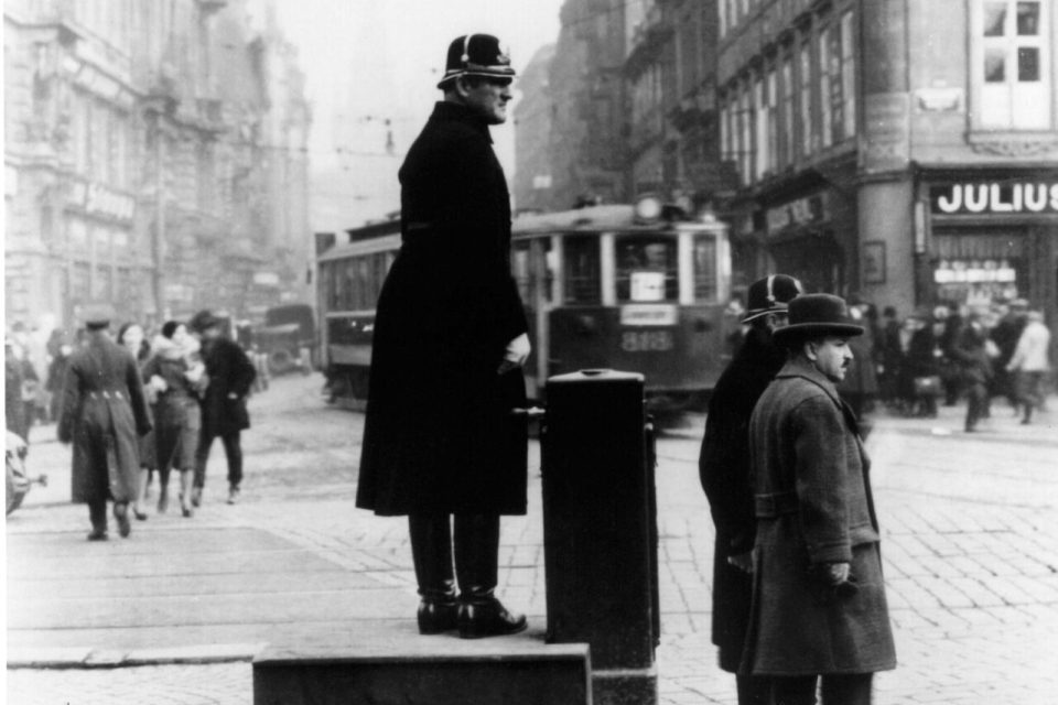 Dopravní strážník na Václavském náměstí na křižovatce Vodičkova a Jindřišská ulice  (pohled do Jindřišské). Fotografie z roku 1932 | foto: ČTK