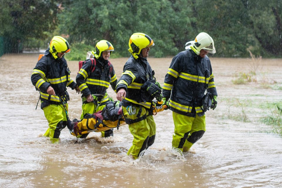 Hasiči v Moravskoslezském kraji zatím v jednotkách případů pomáhají s evakuacemi,  hrozí ale,  že do bezpečí budou později muset tisíce lidí | foto: HZS Moravskoslezského kraje