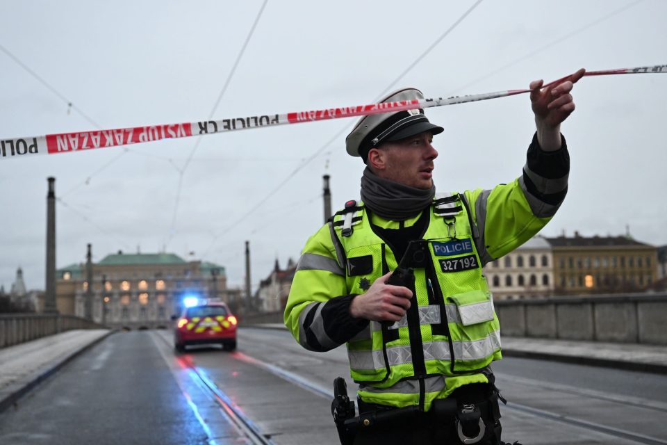 Policie uzavřela Mánesův most vedoucí k budově Filozofické fakulty UK | foto: René Volfík,  iROZHLAS.cz