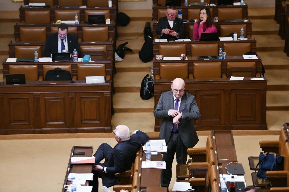 Poslanci jednají už několik hodin | foto: René Volfík,  iROZHLAS.cz