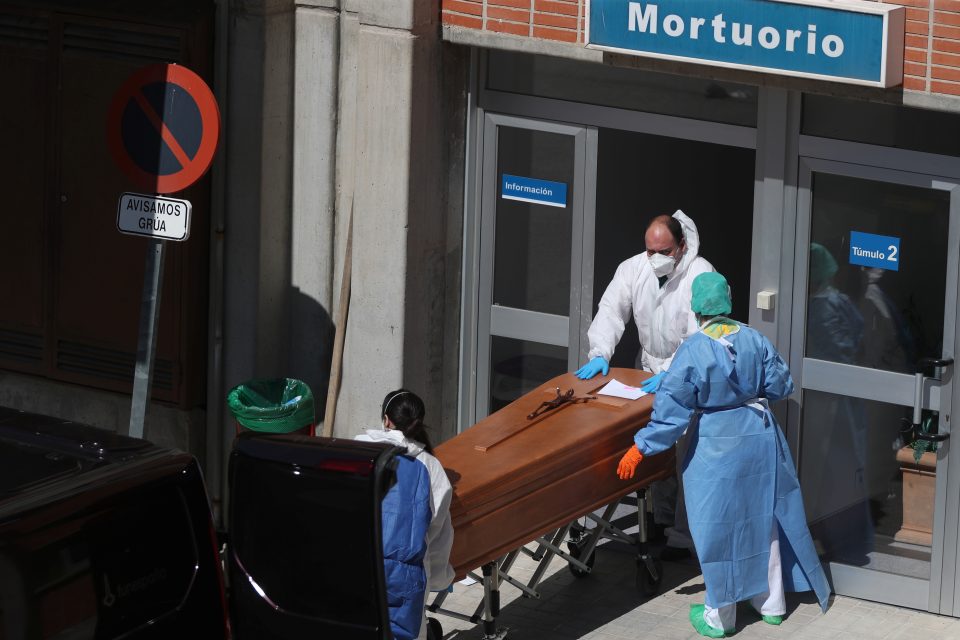 Madridský autonomní region hlásí zhruba polovinu ze všech obětí koronaviru ve Španělsku | foto: Susana Vera,  Reuters