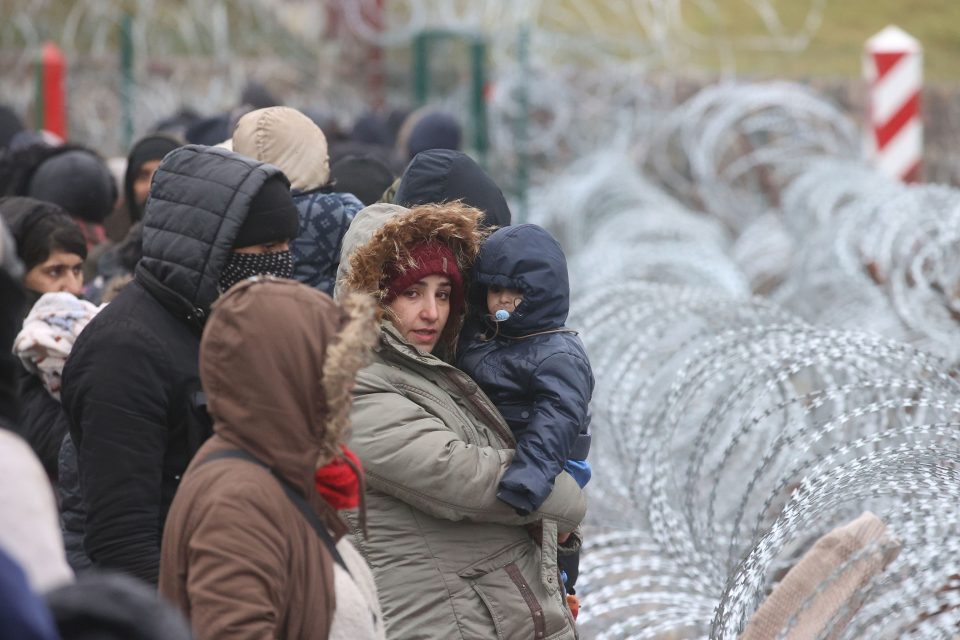 Terčem kritiky se stává také vyhlášení nouzového stavu,  na základě kterého polské úřady nechtějí vpustit do  zóny podél hranic nejen novináře,  ale ani zástupce humanitárních organizací | foto: Reuters