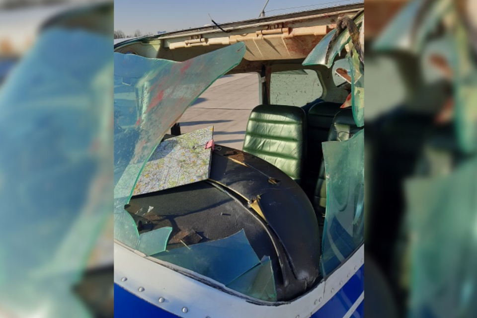 Na hradeckém letišti nouzově přistálo letadlo,  které se při rychlosti cca 200 km/h střetlo s dravým ptákem | foto: Policie ČR