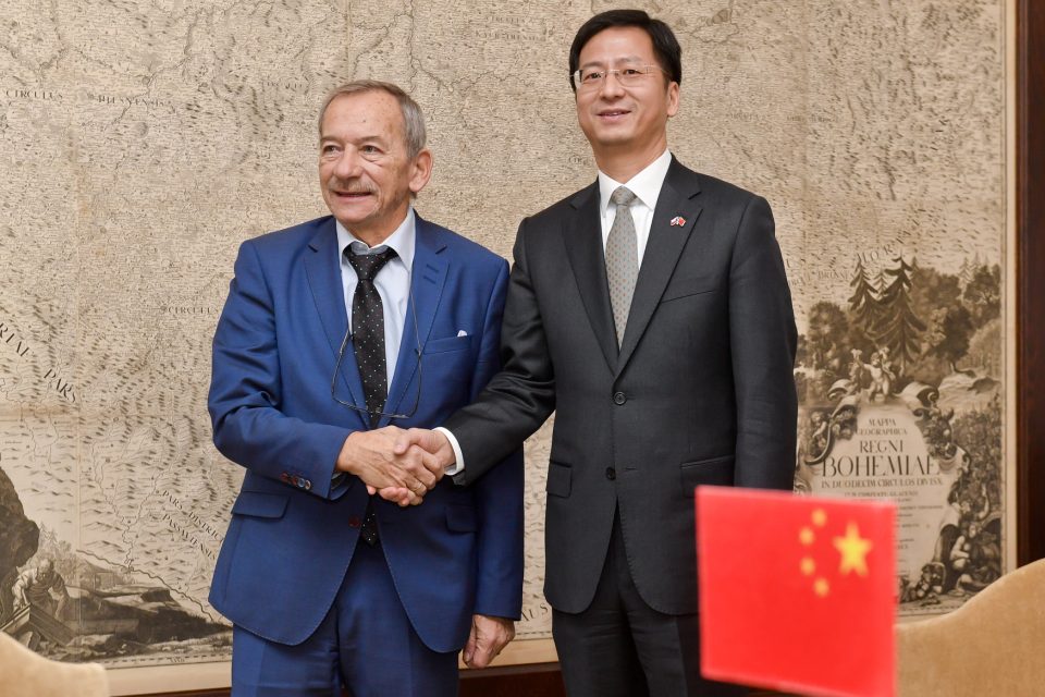 Předseda Senátu Jaroslav Kubera a čínský velvyslanec Čang Ťien-min | foto: Vít Šimánek,  ČTK