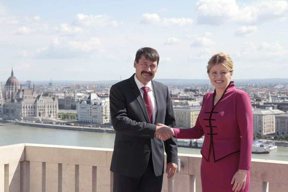 Slovenská prezidentka Zuzana Čaputová v Budapešti s maďarským prezidentem Jánosem Áderem | foto: AP/Zsolt Szigetvary,  ČTK