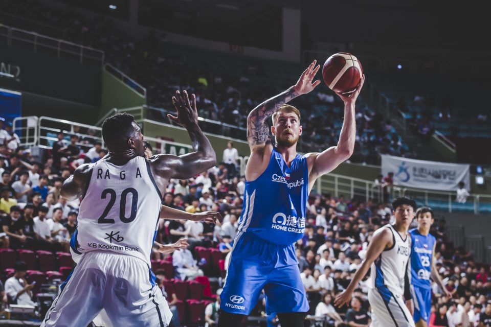 Čeští basketbalisté porazili na turnaji v Soulu domácí Koreu 97:89. | foto: Václav Mudra,  ČTK