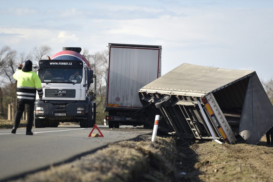 Převrácený přívěs nákladního auta u Uherského Brodu během orkánu Sabine | foto: Dalibor Glück,  ČTK