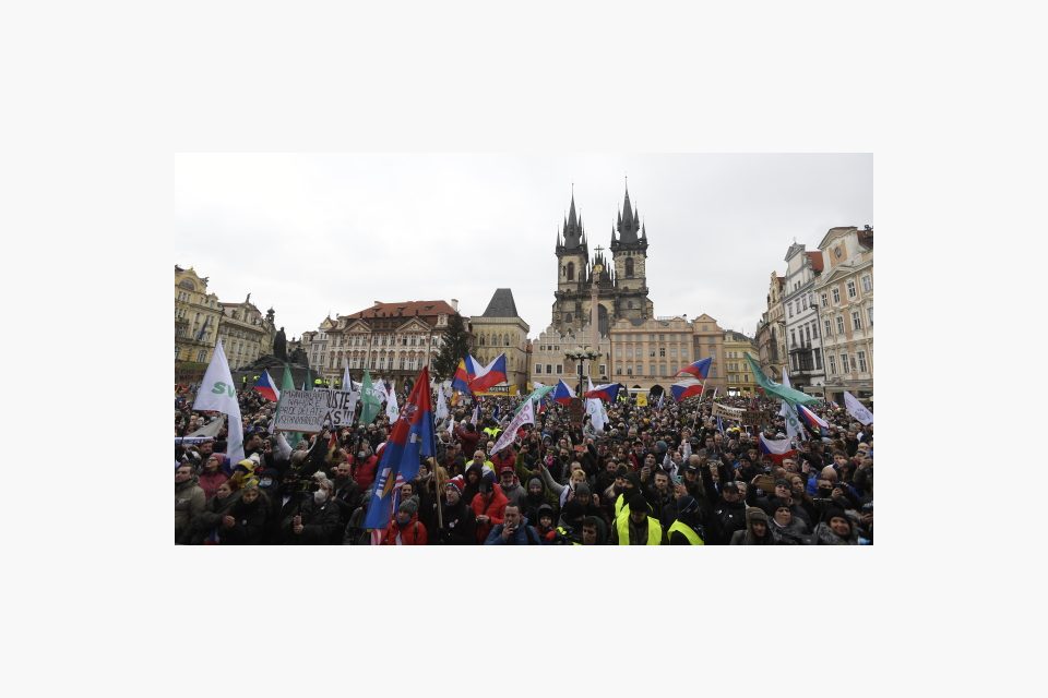 Na Staroměstském náměstí se sešli odpůrci vládních opatření proti koronaviru. | foto: ČTK/Deml Ondřej