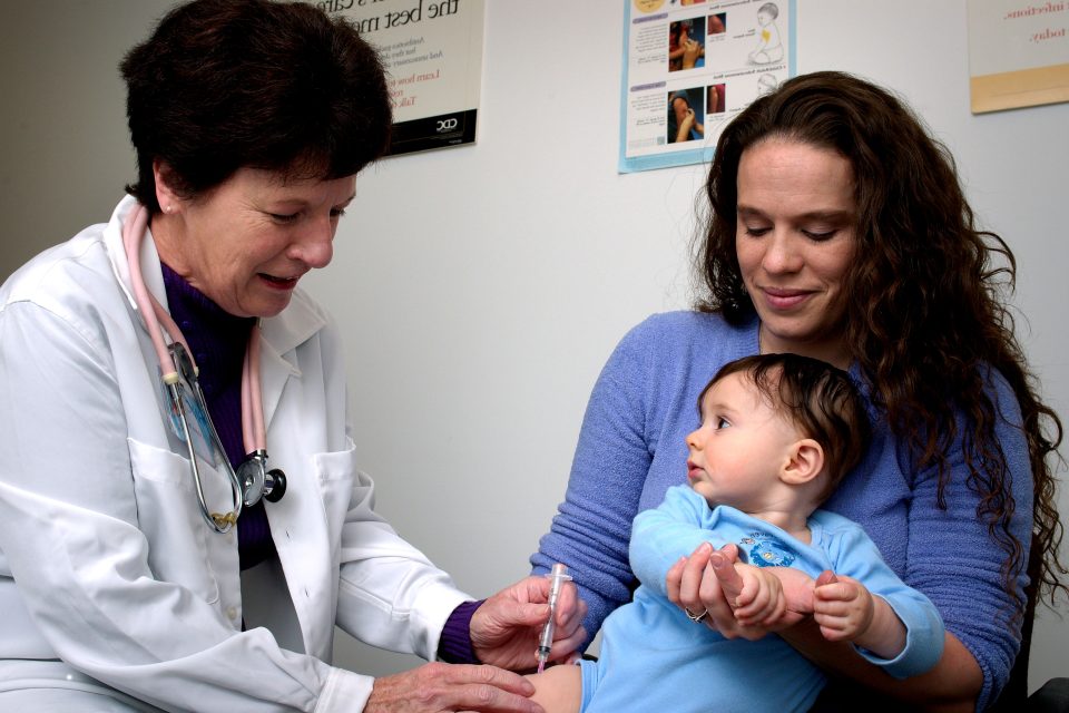 Dětská lékařka s dítětem | foto: Pixnio