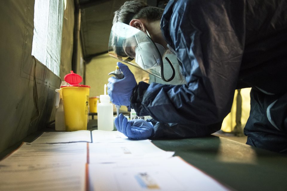 Odběr vzorků během plošného testování české populace na promoření koronavirem | foto: Michaela Danelová,  iROZHLAS.cz
