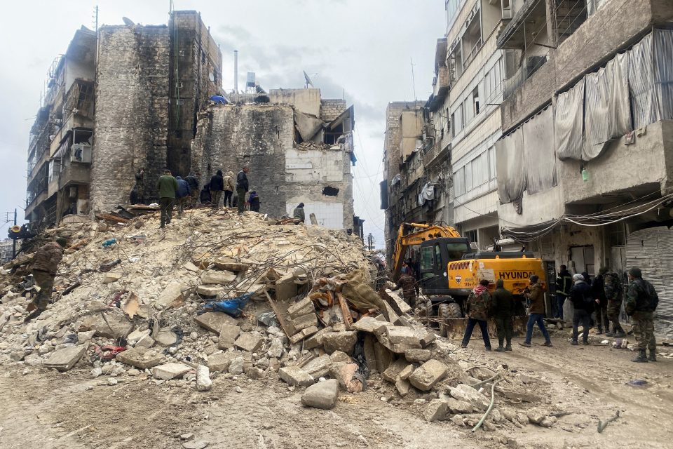 Katastrofa postihla i část Sýrie včetně města Aleppo | foto: Reuters