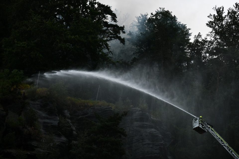 Hasiči s požáry bojují i z automobilových žebříků a plošin | foto: René Volfík,  Český rozhlas