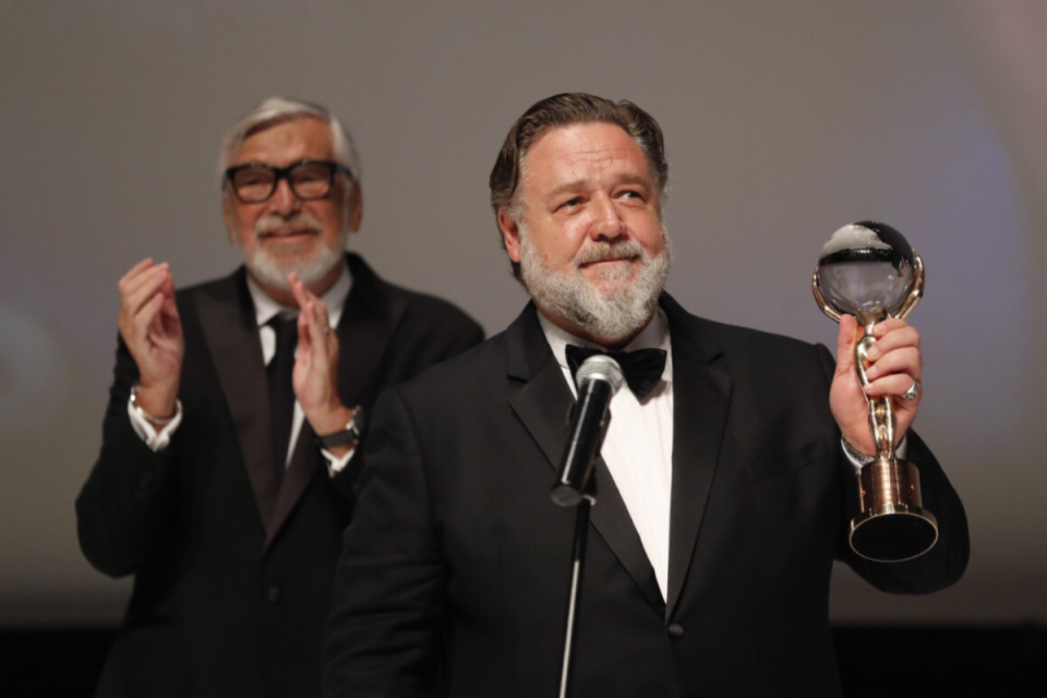 Dojatý Russell Crowe  (vpravo) s křišťálovým globem za přínos světové kinematografii- Za ním prezident karlovarského festivalu Jiří Bartoška | foto: Film Servis Festival Karlovy Vary