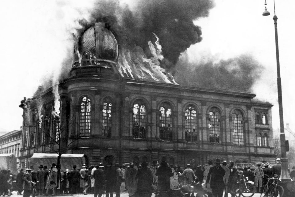 Hořící synagoga Boerneplatz ve Frankfurtu nad Mohanem zapálená během Křišťálové noci 10. listopadu 1938 | foto: Profimedia