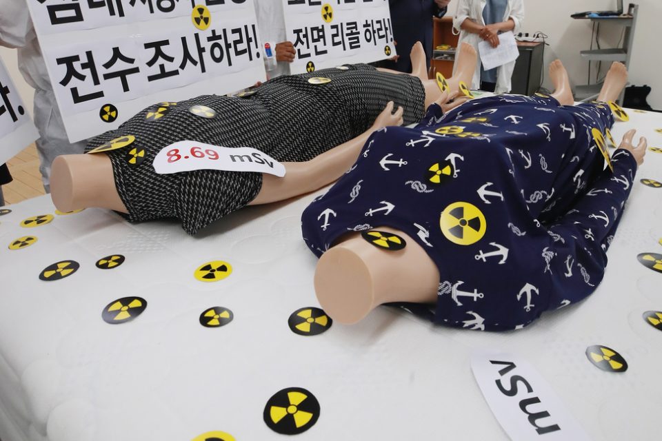 Jihokorejští aktivisté protestují proti radioaktivním matracím,  které vyrobila společnost Daijin Bed  (květen 2018). | foto: EPA-EFE,  Fotobanka Profimedia