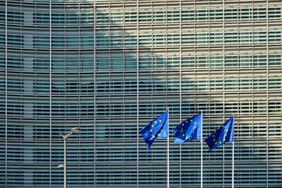 Evropské vlajky před budovou Evropské komise | foto: Profimedia