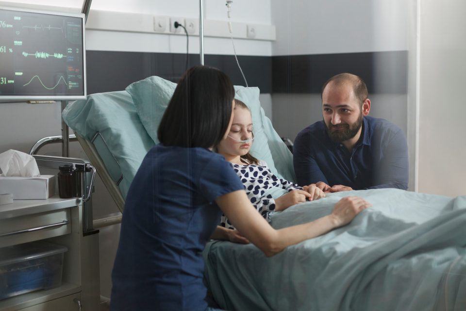 Personál nemocnic by měl umožnit rodičům být nepřetržitě u svých hospitalizovaných dětí | foto: Profimedia