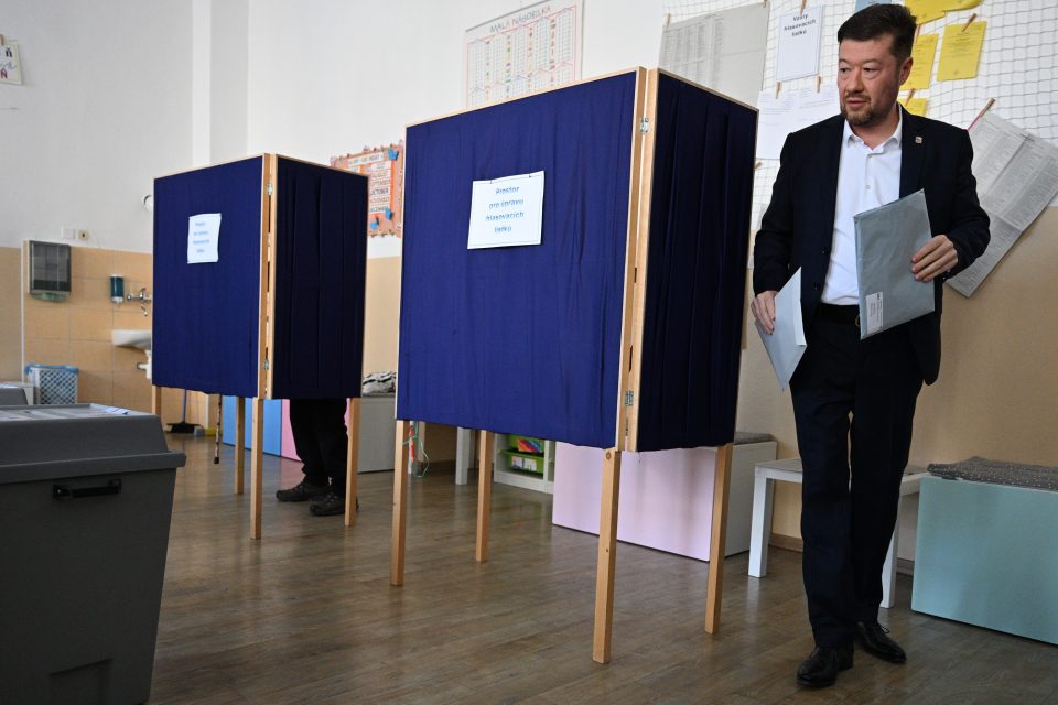 Předseda hnutí SPD Tomio Okamura odevzdal v Praze hlas v komunálních volbách | foto: Michal Kamaryt,  ČTK