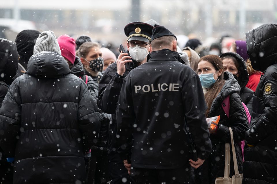 Policie pomáhá ukrajinským uprchlíkům před Kongresovým centrem. | foto: René Volfík,  iROZHLAS.cz