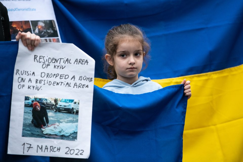 Účastníci akce,  mezi nimiž byli Češi i uprchlíci z Ukrajiny,  odsoudili dnešní ruské raketové útoky a vyzvali Západ k silnější podpoře Ukrajiny | foto: René Volfík,  iROZHLAS.cz