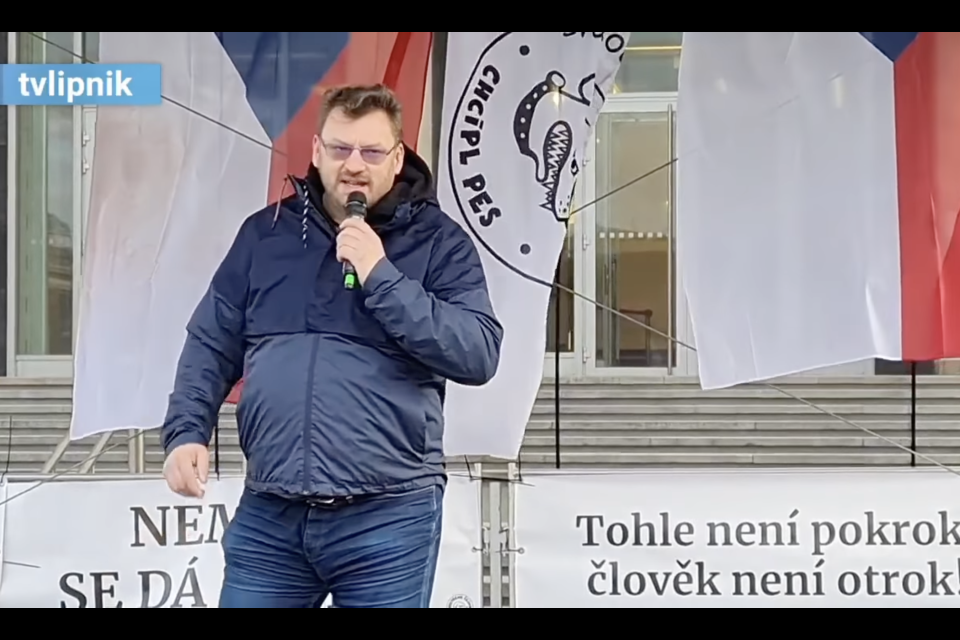 Volný na demonstraci proti povinnému očkování v Brně 18. prosince 2021 | foto: tvlipnik,  Youtube