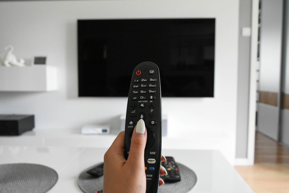 Televize,  ovladač,  televizní ovladač  (ilustrační foto) | foto: Alehandra13,  Pixabay,  CC0 1.0