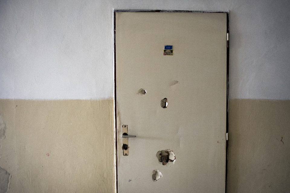 V Ústí nad Labem se zavírají dvě ubytovny,  dveře do jednoho z pokojů v Modré ubytovně | foto: Michaela Danelová,  iRozhlas