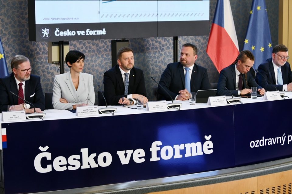 Členové vlády Petra Fialy na tiskové konferenci Česko ve formě | foto: René Volfík,  iROZHLAS.cz