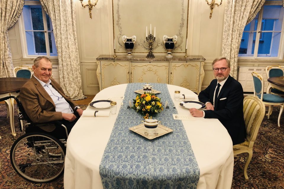 Prezident republiky Miloš Zeman  (vlevo) a premiér Petr Fiala | foto: Jiří Ovčáček/Twitter